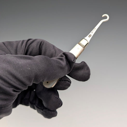 1905年 英国アンティーク 白蝶貝ハンドル 純銀ボタンフック Francis Howard